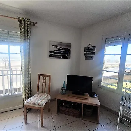 Agreable Situe En Front De