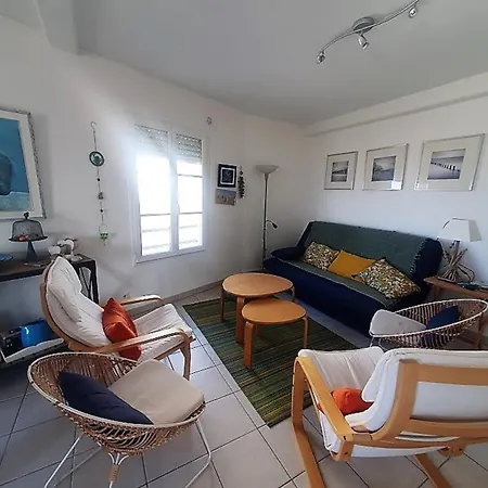 Agreable Situe En Front De Apartment